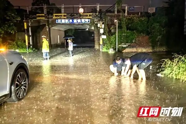 暴雨中织密安全网 长沙市天心区大托铺街道全力排查安全隐患