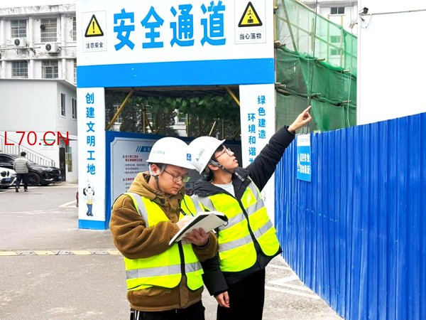 徐鹏与潘承志两人检查工地设施。柳强摄