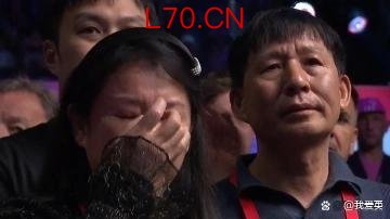 吴宜泽父母现场观赛 母亲动情落泪 儿子夺冠圆梦