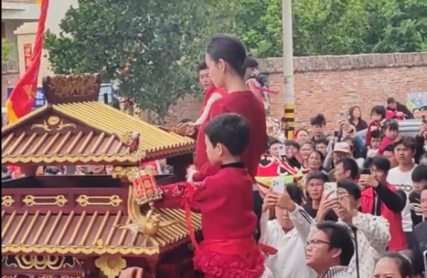 广东“妈祖巡游换童”事件中，因争议被推至风口浪尖的女孩许某蓝7天涨粉超43万